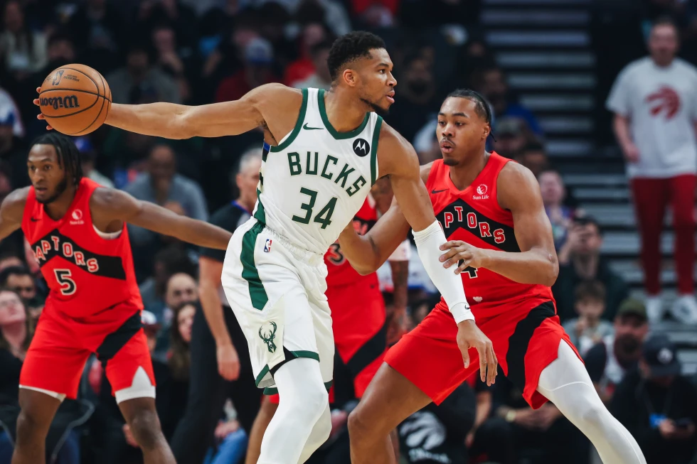 Antetokounmpo logra 31 puntos y 20 rebotes en la victoria de los Bucks 122-116 sobre los Raptors