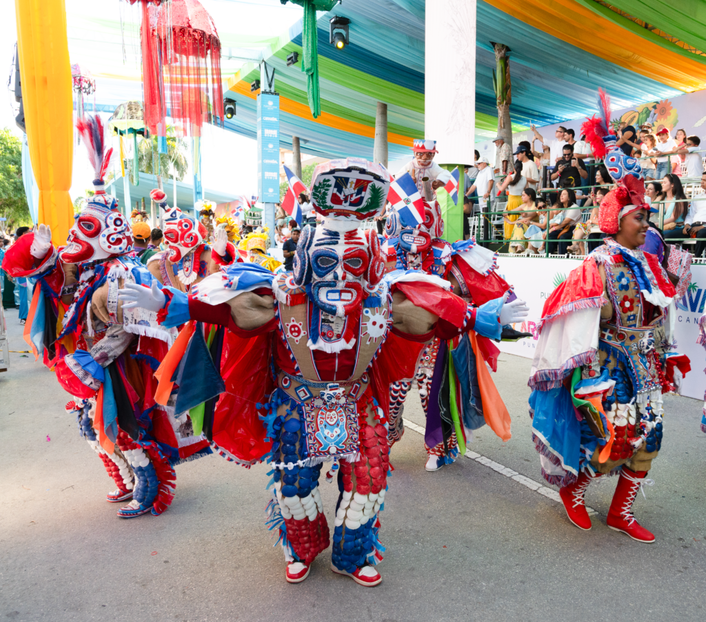 Carnaval de Punta Cana 2026: desfile masivo y coronación de Reina Momo marcó edición del 21 febrero