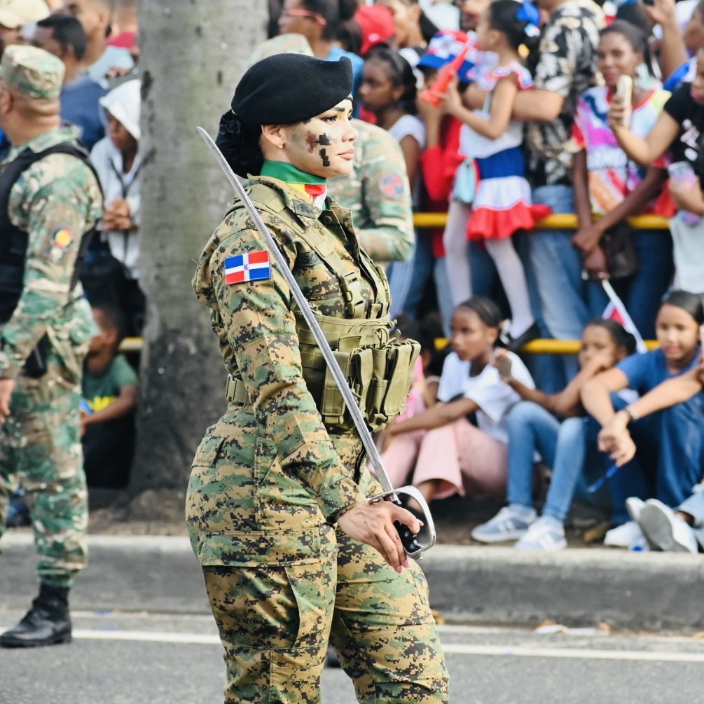 Mujeres tienen participación destacada en el desfile militar 2026